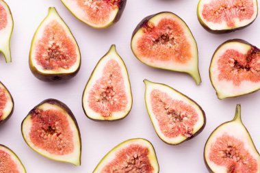 Beyaz arka plan üzerinde izole incir meyve. Üstten Görünüm. Düz yatıyordu patt