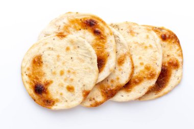 Flatbreads. Arap beyaz arka plan üzerinde izole ekmek.