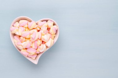 Marshmallow boşaltmak mavi zemin üzerine. Düz yatıyordu veya üst 