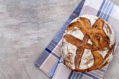 Ahşap arka planda altın kırsal ekmek ve çörekler