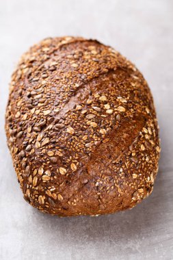 Ahşap arka planda altın kırsal ekmek ve çörekler