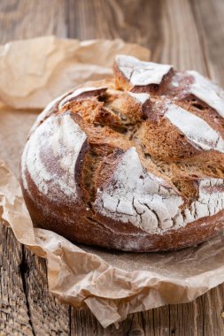 Ahşap arka planda altın kırsal ekmek ve çörekler