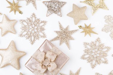 Noel kompozisyon. Beyaz arka plan üzerinde Noel süsleri