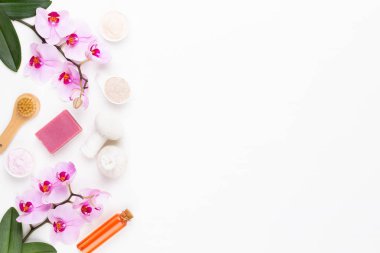 Aromaterapi, bitkisel yağ, sabun, deniz tuzu ile Spa natürmort.