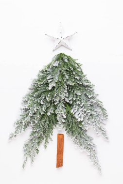 Noel ağacı dümdüz yatıyordu. Tebrik kartı.