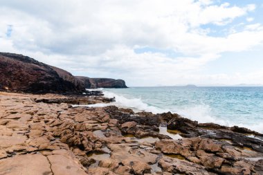 Güzel sahil manzarası ve tropikal Lanzarote denizi. Canar