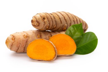 beyaz arkaplanda zerdeçal izole edildi