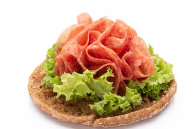 Beyaz arka planda jambonlu sandviç..