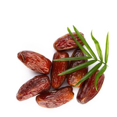 Kuru tarihler beyaz arkaplanda izole edilmiş. Üst Manzara. Düz yatıyordu.