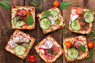 Krem peynirli, sebzeli ve salamlı sandviç.. 