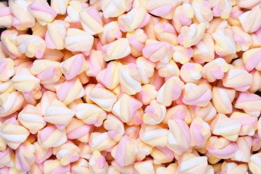 Marshmallow boşaltmak mavi zemin üzerine. Düz yatıyordu veya üst 