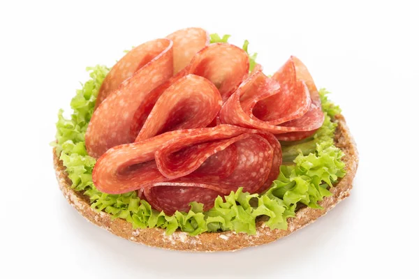 Beyaz arka planda salamlı sandviç..