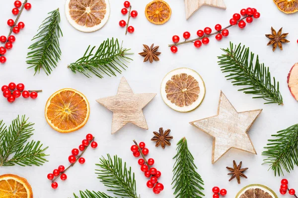 Noel kompozisyonu. Hediyeler, beyaz backgro üzerinde koni süslemeleri