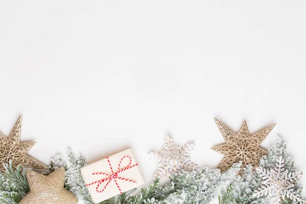 Boże Narodzenie białe gałęzie jodły ze złotymi gwiazdami dekoracje. — Zdjęcie stockowe