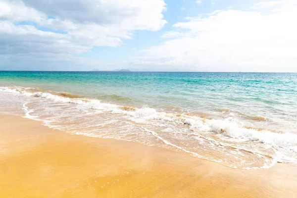 Panorama de hermosa playa y mar tropical de Lanzarote. Canar — Foto de Stock