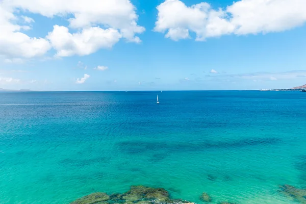Panorama de hermosa playa y mar tropical de Lanzarote. Canar — Foto de Stock