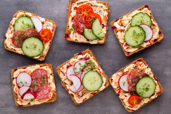 Krem peynirli, sebzeli ve salamlı sandviç.. 