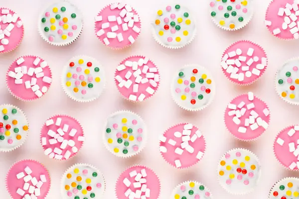 Cupcakes colorés sur un fond blanc . — Photo