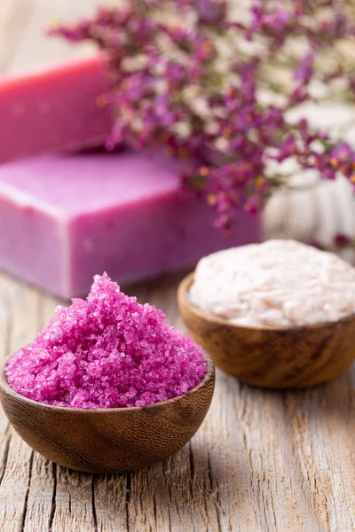 Sea salt in bowl, aroma oil in bottles, Wellness and flowers on — Stock Photo, Image