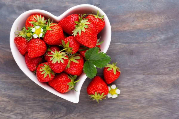 Corazón de fresa. Fresas frescas en plato en madera blanca ta — Foto de Stock