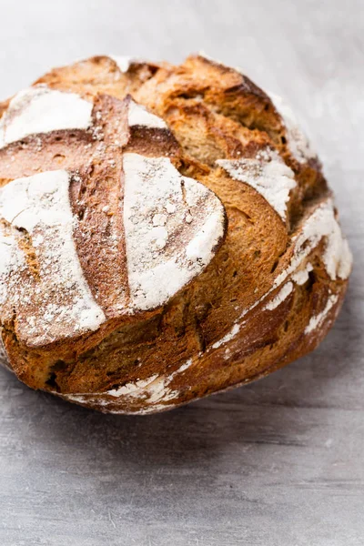 Ahşap arka planda altın kırsal ekmek ve çörekler