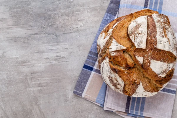 Ahşap arka planda altın kırsal ekmek ve çörekler