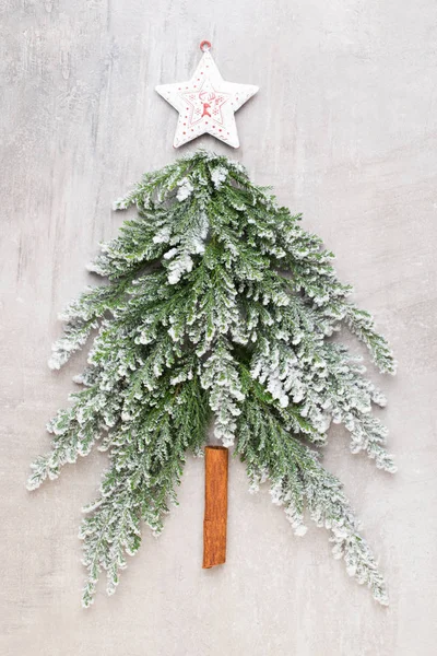 Noel ağacı dümdüz yatıyordu.