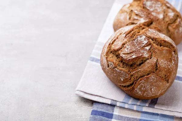 Ahşap arka planda altın kırsal ekmek ve çörekler