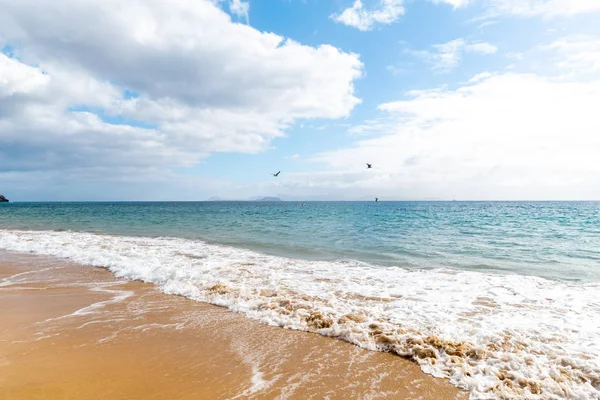 Panorama pantai yang indah dan laut tropis Lanzarote. Canar — Stok Foto
