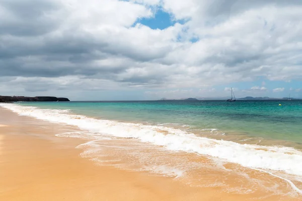 Panorama de hermosa playa y mar tropical de Lanzarote. Canar — Foto de Stock