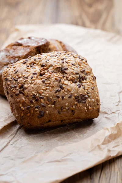 Ahşap arka planda altın kırsal ekmek ve çörekler