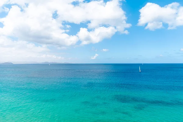 Panorama de hermosa playa y mar tropical de Lanzarote. Canar — Foto de Stock