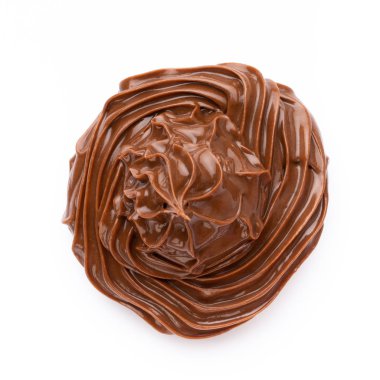 Beyaz arka planda izole edilmiş çikolata kremi. Düz yatıyordu.