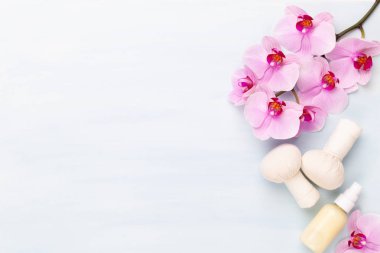 Deniz tuzu, aromaterapi yağı şişelerde ve orkide antika ahşap.