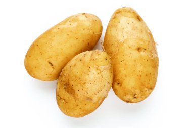 Beyaz arka plan üzerinde izole genç patates. Yeni hasat. Düz yatıyordu