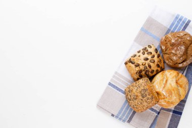 Ahşap arka planda altın kırsal ekmek ve çörekler