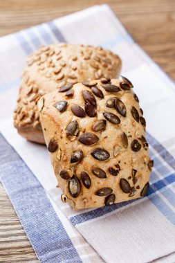 Ahşap arka planda altın kırsal ekmek ve çörekler