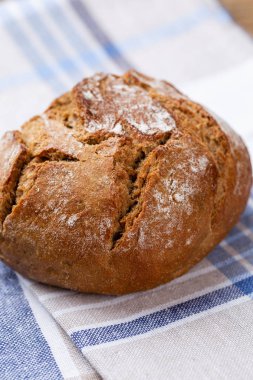 Ahşap arka planda altın kırsal ekmek ve çörekler