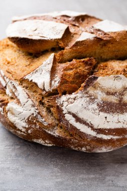 Ahşap arka planda altın kırsal ekmek ve çörekler