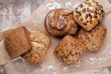 Ahşap arka planda altın kırsal ekmek ve çörekler