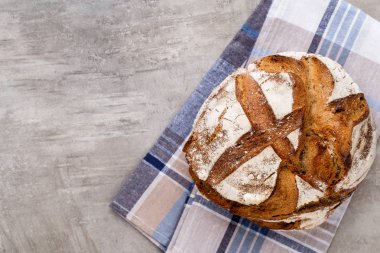 Ahşap arka planda altın kırsal ekmek ve çörekler