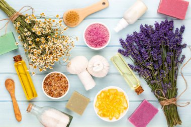 Yetiştirme ürünleri ve beyaz ahşap şeritte taze lavanta buketi.