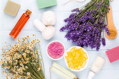 Yetiştirme ürünleri ve beyaz ahşap şeritte taze lavanta buketi.