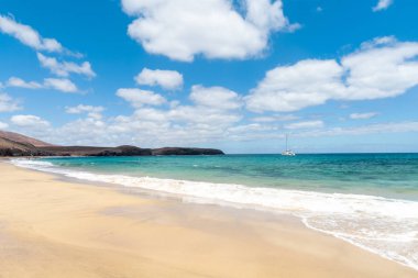 Güzel sahil manzarası ve tropikal Lanzarote denizi. Canar