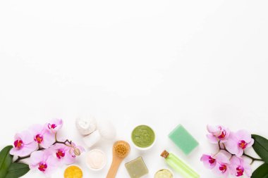 Aromaterapi, bitkisel yağ, sabun, deniz tuzu ile Spa natürmort.