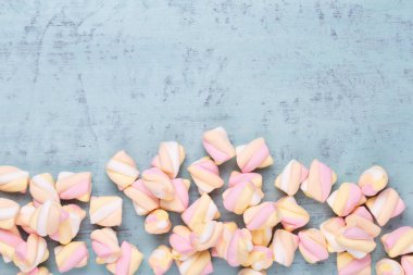 Marshmallow boşaltmak mavi zemin üzerine. Düz yatıyordu veya üst 