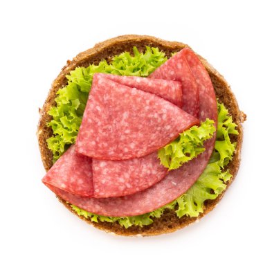 Beyaz arka planda salamlı sandviç..