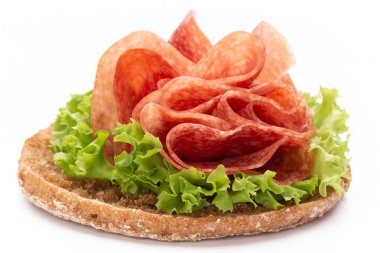 Beyaz arka planda jambonlu sandviç..