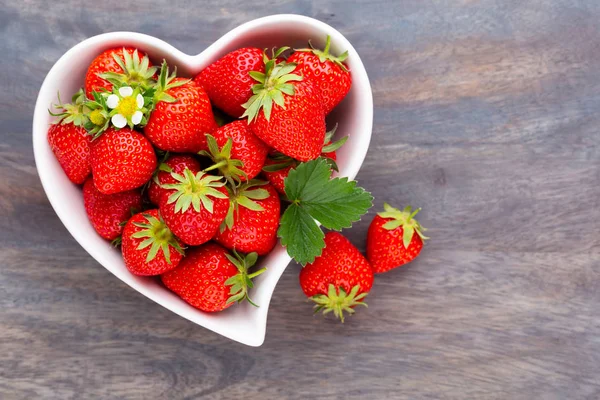 Corazón de fresa. Fresas frescas en plato en madera blanca ta — Foto de Stock