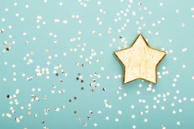 Noel kompozisyonu. Noel altın parıltılı süslemeleri.